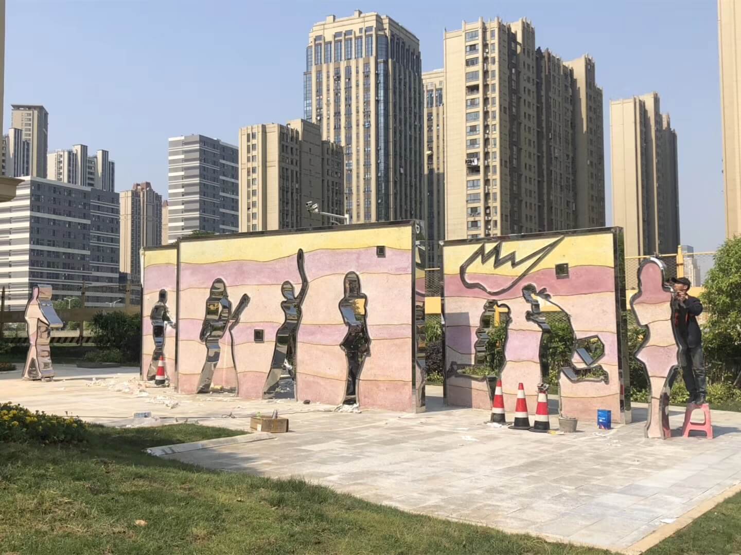 Outdoor landscape wall installation